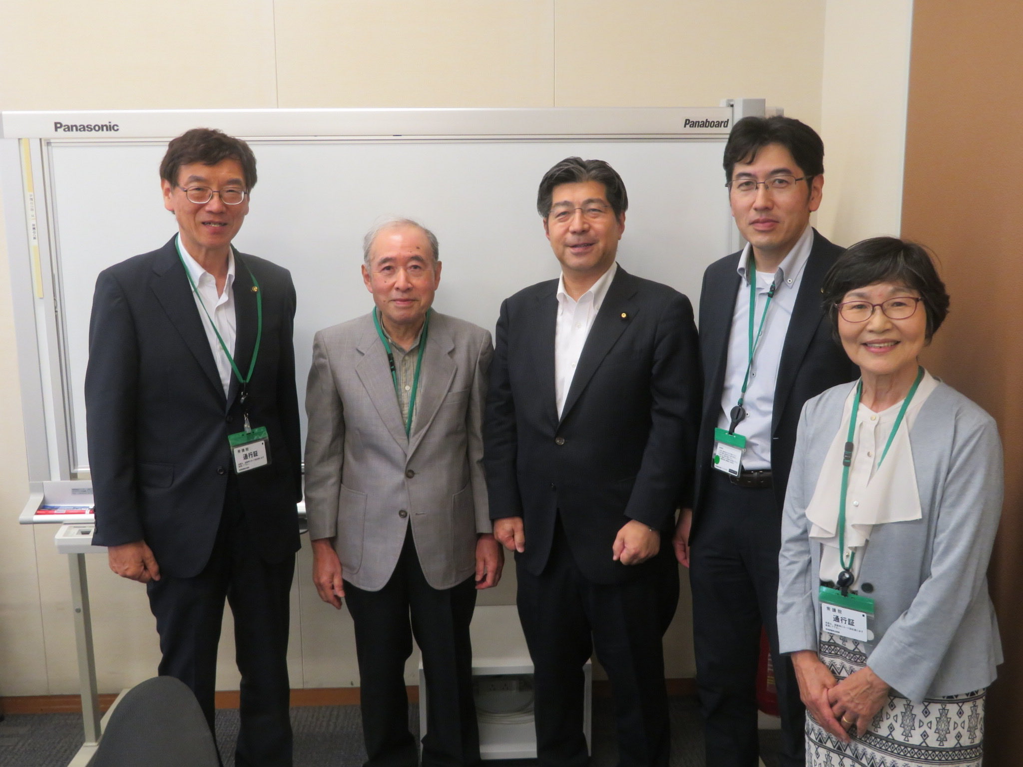 6月の公明党千葉県本部の白井市・印西市合同の国会見学には、千葉県の平木大作代表（参院議員）、竹内しんじ参院議員、 石原よしゆき 白井市議（５人写真の右から２番目。私の再従兄弟）、藤江けんいち 印西市議（５人写真の一番左）
