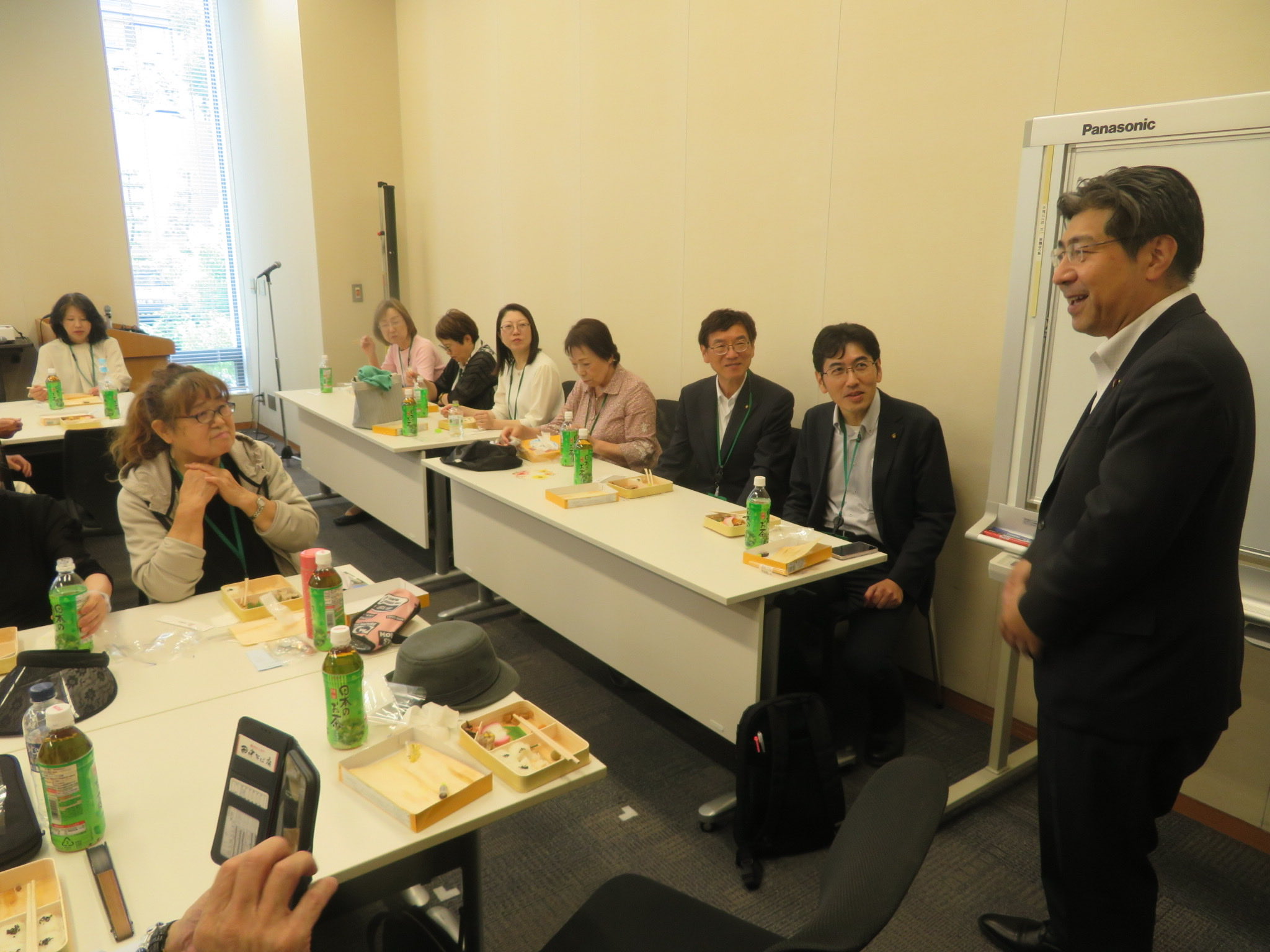 6月の公明党千葉県本部の白井市・印西市合同の国会見学には、千葉県の平木大作代表（参院議員）、竹内しんじ参院議員、 石原よしゆき 白井市議（５人写真の右から２番目。私の再従兄弟）、藤江けんいち 印西市議（５人写真の一番左）