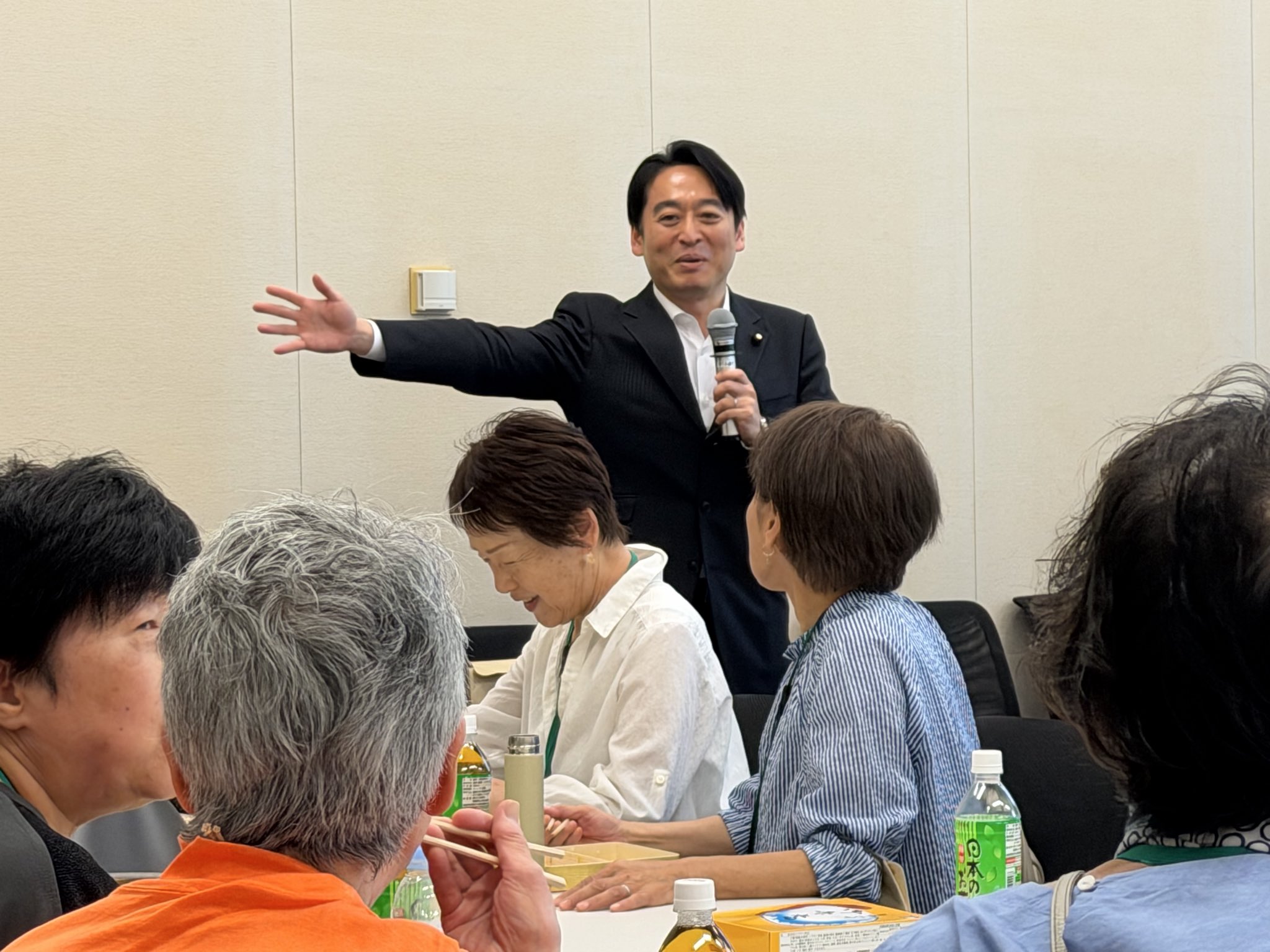 6月の公明党千葉県本部の白井市・印西市合同の国会見学には、千葉県の平木大作代表（参院議員）、竹内しんじ参院議員、 石原よしゆき 白井市議（５人写真の右から２番目。私の再従兄弟）、藤江けんいち 印西市議（５人写真の一番左）