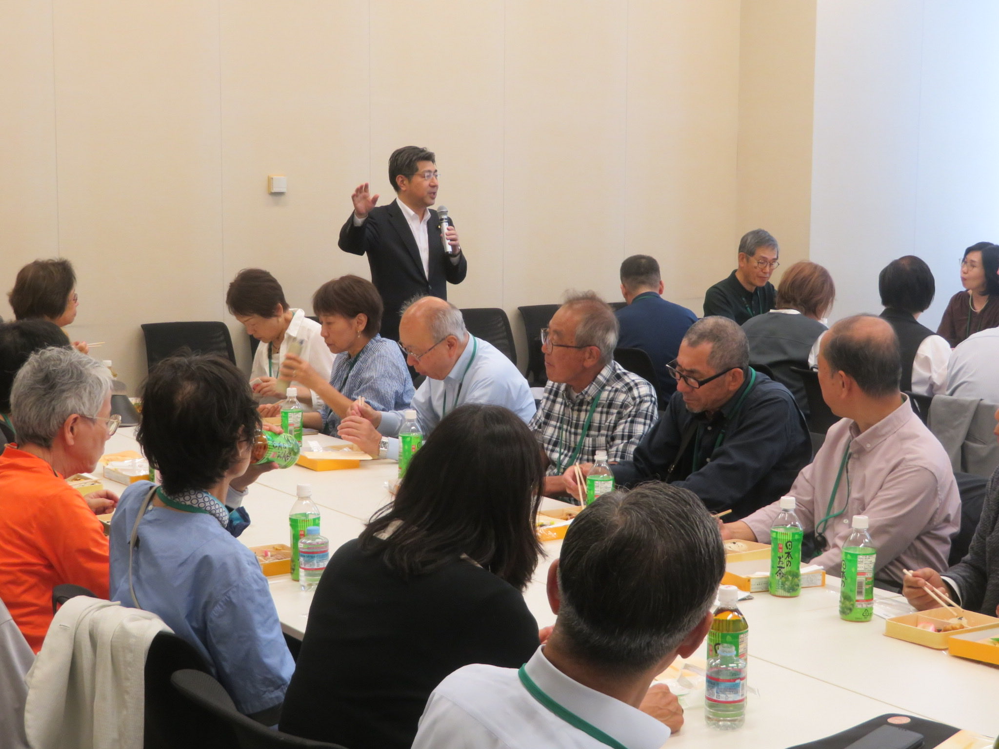 白井市の公明党員さんの国会見学会にご挨拶に伺い、石原さんご家族と記念の写真に収まりました