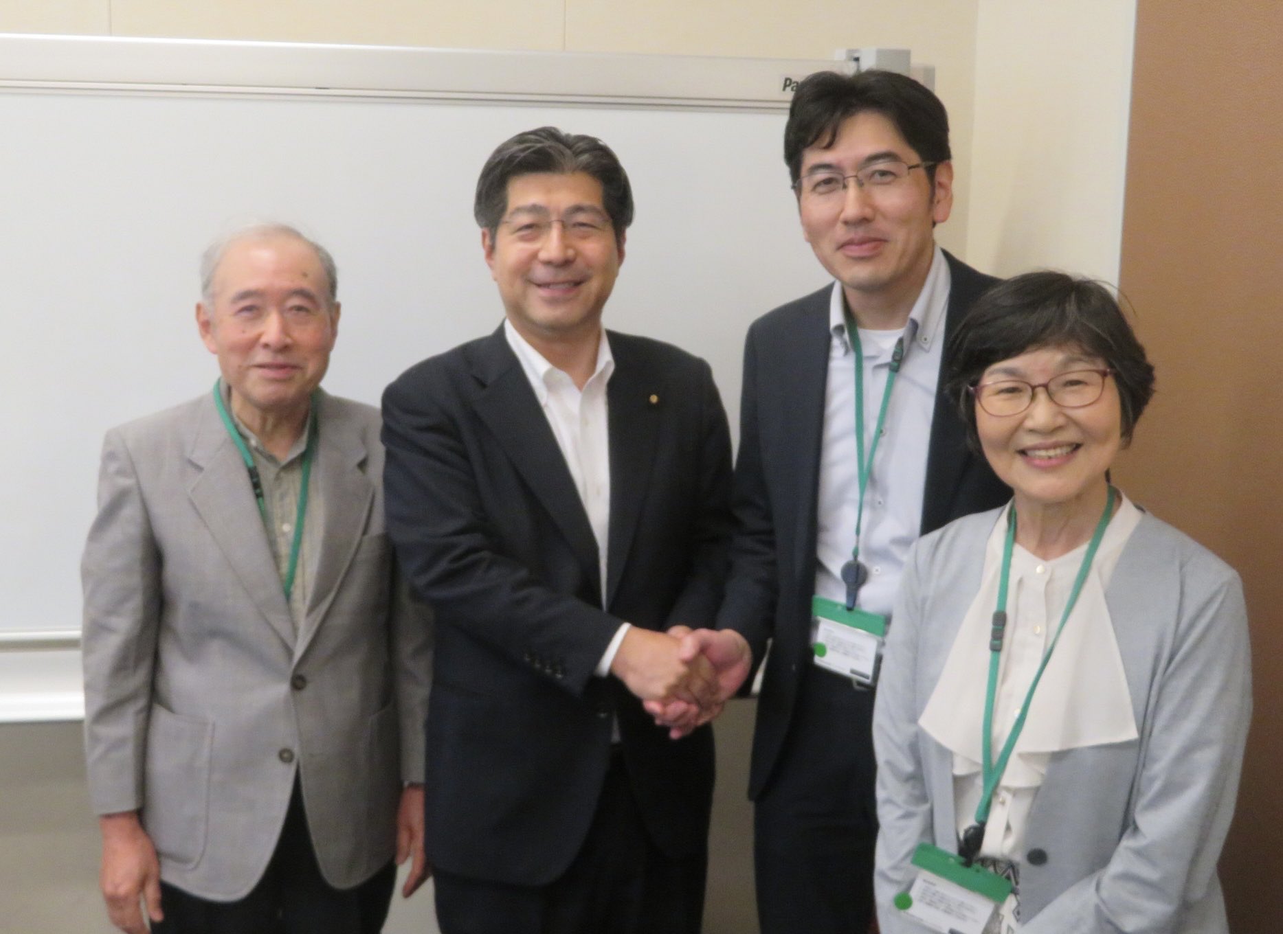 白井市の公明党員さんの国会見学会にご挨拶に伺い、石原さんご家族と記念の写真に収まりました