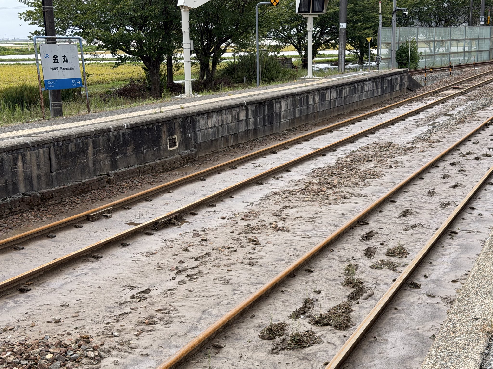 石川県のJR西日本・七尾線は、今回の大雨の影響により能登半島に入って羽咋〜七尾間が運休