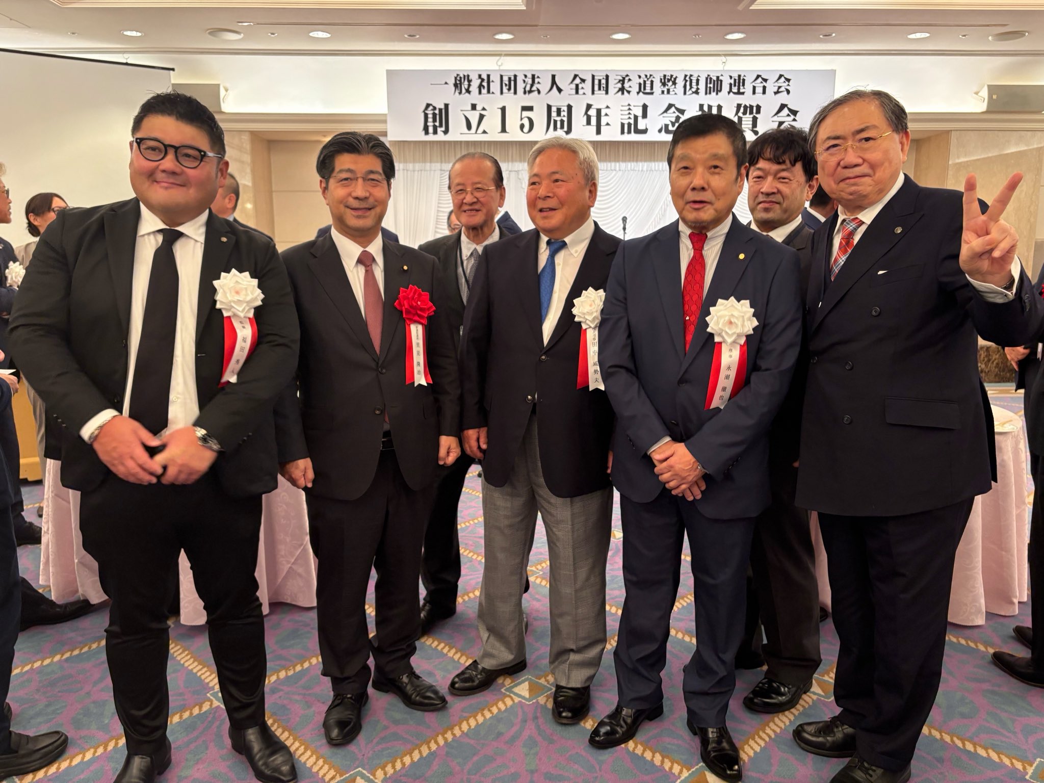 全国柔道整復師連合会（田中威勢夫代表理事）の創立15周年記念祝賀会に駆けつけ、お祝い申し上げました